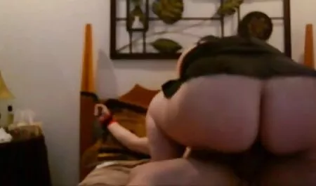 Alla Kay sob a vídeos pornô grátis na internet luz de uma lâmpada