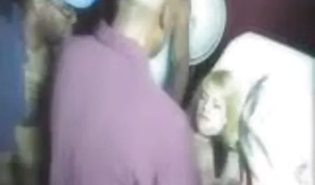 Hunter videos brasileiros gratis mostrando um sofá de veludo